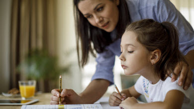 En manchettes: parents bulldozers, livres numériques, et jeu et émotions