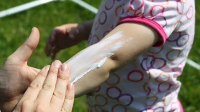 En manchettes: protection solaire, dépression des pères et lecture en famille