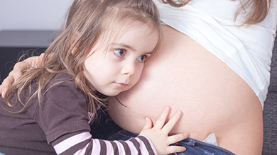 COVID-19 et accouchement: quoi faire avec les autres enfants?