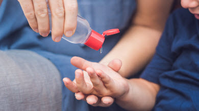 En manchettes – COVID-19:  Désinfectant pour les mains - Jeu libre - Collaboration des enfants - Initiatives pour parents