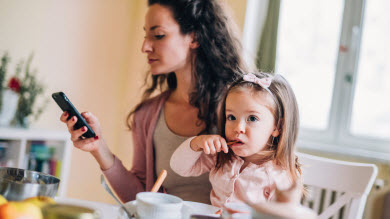 En manchettes: Téléphone à table – Sommeil de bébé et télétravail – Enfants handicapés