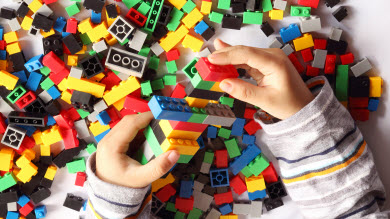 En manchettes: Blocs non genrés – Contrôle parental – Jeu des bébés – Mythes sur la fumée secondaire