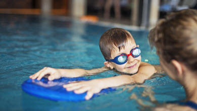 En manchettes: Apprendre à nager – Repas et apprentissages – Initiatives pour les parents