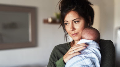 En manchettes: Congé parental – Réinfection à la COVID-19 – Parents contrôlants – Ressources