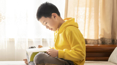 En manchettes: Quand apprendre à lire – Cour de garderie et santé des enfants – Césariennes en hausse