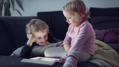 En manchettes: Impact des écrans – Cours d’éducation à la sexualité – Culture et tout-petits