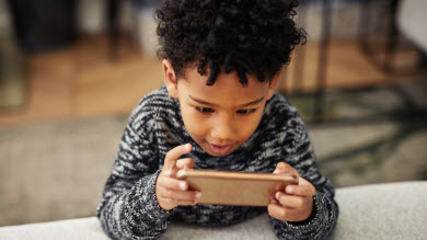 En manchettes: Jeux vidéo addictifs – Critiquer son enfant – Piscine et nouvelles règles de sécurité