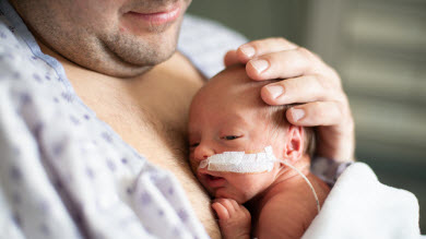 En manchettes: Peau à peau entre papa et bébé – Bien réagir aux petits bobos – S’exercer à écrire
