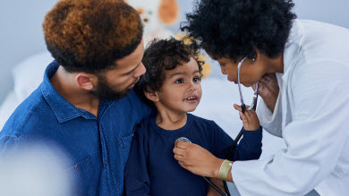 En manchettes: Poids des enfants – Travail et culpabilité des mères – Développement social et comptines