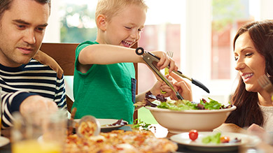 5 raisons pour laisser votre enfant se servir aux repas