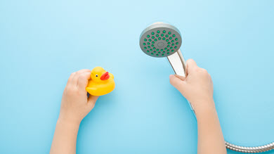 Aider votre enfant à apprivoiser la douche