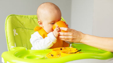 Apprendre à manger et à boire seul