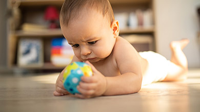 5 months old: Fine motor skill development