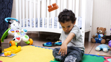 L'enfant qui lance des objets