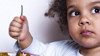 L'enfant qui mange lentement