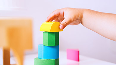 Faut-il apprendre les formes et les couleurs à un tout-petit?