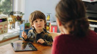 Gérer les écrans sans crise: une technique simple pour aider les parents