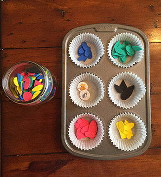 7 idées de jeux avec... un moule à muffins!