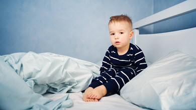 Sommeil: mon enfant refuse de dormir dans son lit