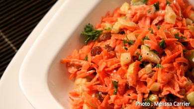 Salade de carottes aux raisins, vinaigrette à l'orange