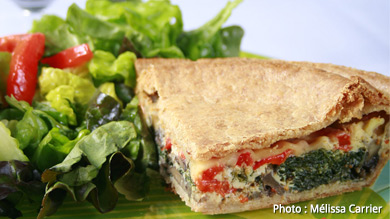 Tourte aux épinards et aux poivrons grillés avec croûte santé
