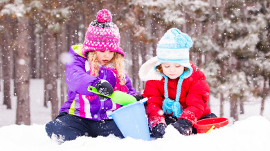 Jouer dehors l'hiver: des enfants curieux et créatifs, peu importe la météo!