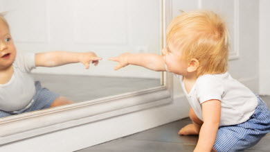 Le miroir: un outil d'apprentissage pour bébé