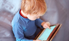 En manchettes: Applications éducatives – Intimidation et comportements des parents – Allaitement et sommeil