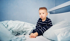 Sommeil: mon enfant refuse de dormir dans son lit