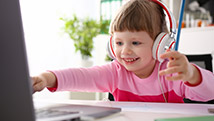 Se faire raconter une histoire en ligne ou par son parent: quels avantages?