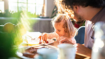 Restreindre un enfant s’il mange beaucoup?